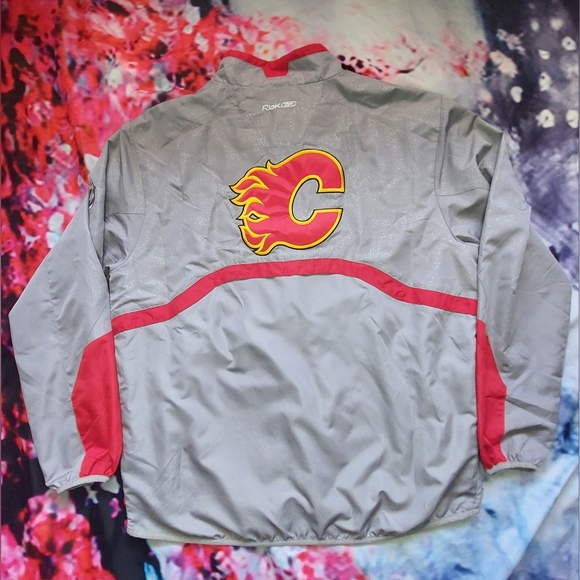 Calgary Flames Reflective Reebok Pull Over Quarter Zip. - Picture 5 of 9